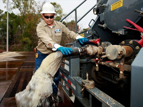 水圧破砕法（フラッキング）による天然ガス採掘で、油を土砂と水からを分離する処理装置（アメリカ、テキサス州で撮影）。国際エネルギー機関（IEA）は、「シェールガスなど新しい天然ガス資源の産出時に地表水や地下水の汚染を防ぐには、より厳格なルールが必要」と提言している。