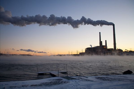 アメリカのウェストバージニア州にある石炭火力発電所。最新の研究によると、世界中の石炭火力発電を天然ガスに切り替えたとしても、地球温暖化対策としてはほとんど効果がないという。