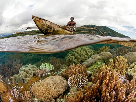 　インドネシア東部、ラジャ・アンパット県バーズヘッド地域のサンゴ礁でボートをこぐ住民。人間や他の生物種にとっての海洋の重要性を評価する新しい指標「海洋健康度指標」が発表された。