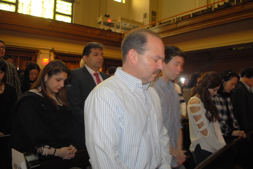 東日本大震災から３年の追悼式典で黙とうをささげる参加者たち＝米ニューヨーク市の教会で９日、草野和彦撮影