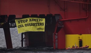 ガスプロムの開発船に講義の垂れ幕を貼りつけたグリーンピースの活動家たち