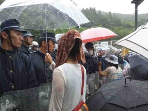 大飯原発再稼働阻止の行動は終わったわけではない。雨の中、動員された機動隊員に傘を貸す女性たち