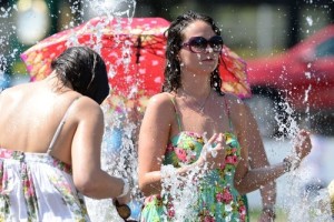 オーストラリア・メルボルンで水浴びをする女性観光客