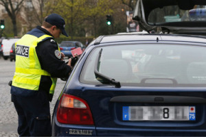 仏パリ（Paris）で車両のナンバーの末尾による規制を実行する警官（2014年3月17日撮影