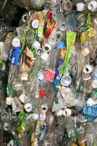 世界中で放置される使い捨てペットボトルのヤマ