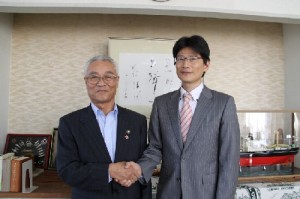 子孫に贈与できる市民ファンドを立ち上げた大串卓矢スマート・エナジー社長(右)、左は土佐清水市長