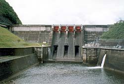 図1　釜房ダムを下流から見たところ。写真右側のから流れ落ちている水を小水力発電に利用する