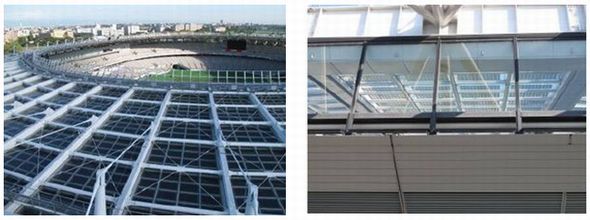 図1　スタジアムの屋根に設置された太陽光発電モジュール（左）。屋根の下の観客席にも光が入る（右）。出典：サンテックパワージャパン