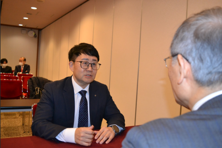 インタビューを受けるイ・ヒョンジュ氏㊧　右は環境金融研究機構代表の藤井良広