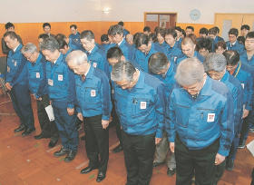 福島復興本社で、原発事故被害者に黙祷をささげる広瀬東電社長ら幹部社員