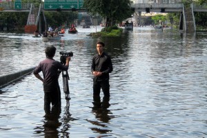 2011年のタイでの洪水、レポートする外国テレビのクルー