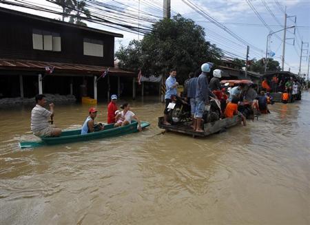 ９月２６日、タイの首都バンコク北東に位置する３０４工業団地近くの川が氾濫し、団地周辺が浸水したが、政府は「２０１１年の事態が再び繰り返されることはない」と説明。写真は現地で２４日撮影（２０１３年　ロイター/Chaiwat Subprasom）