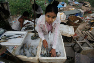 過酷な日々　タイの漁港や漁船では多くの不法入国者が無給で働かされている　Chaiwat Subprasom-Reuters