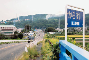 今回の「氾濫図」では、手前の烏川の洪水が道路奥に走る上信電鉄を越え、山の頂上付近まで上がっていたことになる＝群馬県高崎市で（野呂法夫撮影）