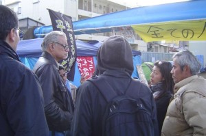 国連調査のため来日したグローバー氏（左の男性）