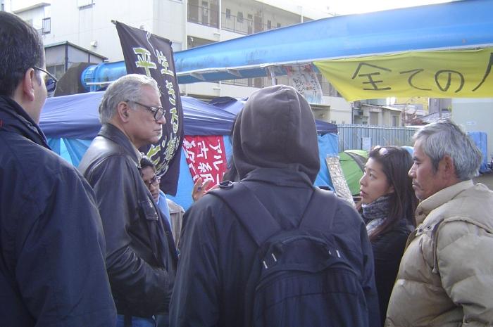 国連調査のため来日したグローバー氏（左の男性）