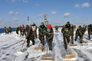 東日本大震災後「トモダチ作戦」のため三陸沖に停泊中、甲板を洗い流す空母「ロナルド・レーガン」の乗組員（2011年3月）