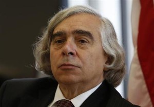 １１月１日、モニツ米エネルギー長官は、東京電力福島第１原子力発電所を視察。４号機使用済み燃料プールからの燃料取り出しは予定通り開始される見通しで、廃炉に向けた「重要な節目」を迎えることになるとの見解を示した。ワシントンで７月撮影（２０１３年　ロイター/Kevin Lamarque）