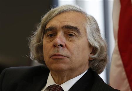 １１月１日、モニツ米エネルギー長官は、東京電力福島第１原子力発電所を視察。４号機使用済み燃料プールからの燃料取り出しは予定通り開始される見通しで、廃炉に向けた「重要な節目」を迎えることになるとの見解を示した。ワシントンで７月撮影（２０１３年　ロイター/Kevin Lamarque）