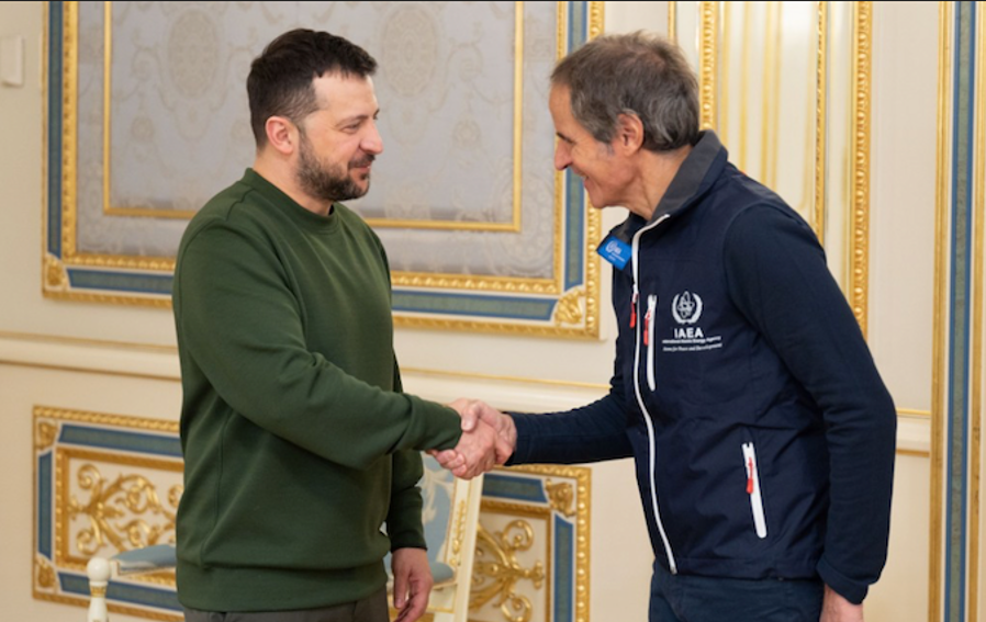 ウクライナのゼレンスキー大統領と握手をするグロッシIAEA事務局長 （グロッシ氏のXへの投稿から） 