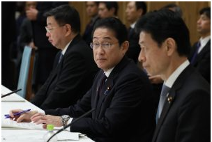 GX実行会議に臨む岸田首相（中央）=2023年11月7日、首相官邸、朝日新聞提供