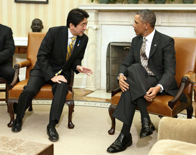 首脳会談でオバマ大統領に語りかける安倍首相（２月22日、米ホワイトハウス）＝ロイター