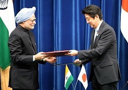 共同声明の署名を終え、インドのマンモハン・シン首相（左）と交換する安倍晋三首相＝首相官邸で２０１３年５月