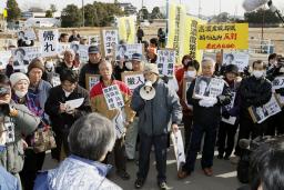 手賀沼終末処理場の前で、「指定廃棄物」の搬入に抗議する住民ら＝２１日午前、千葉県印西市