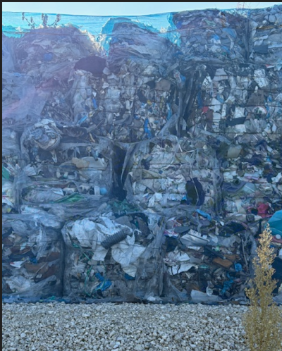 梱包体が「間に合わなかった」のか、むき出しで積み上げられた廃棄ゴミ