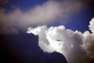 ４月８日、英レディング大学などの科学者は、二酸化炭素排出量の増加により、２０５０年までに乱気流の回数と程度がひどくなり、航空機の燃料消費量などに影響を及ぼす恐れがあると指摘している。写真は２月、シドニーの空港を飛び立った航空機を撮影（２０１３年　ロイター／David Gray）