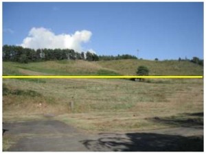 「井川町赤沢山太陽光発電所（仮称）」の建設予定地（黄色い線よりも手前）。出典：juwi自然電力