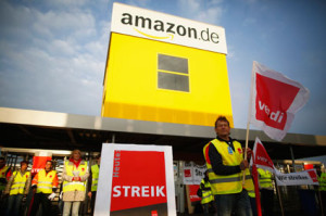 初体験　バートヘルスフェルトのアマゾン倉庫の前で抗議活動を行う労働者たち　Lisi Niesner-Reuters