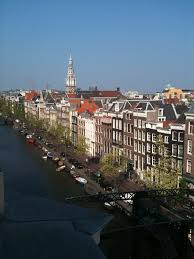 歴史的建造物と最先端の金融取引が併存するオランダの首都アムステルダム