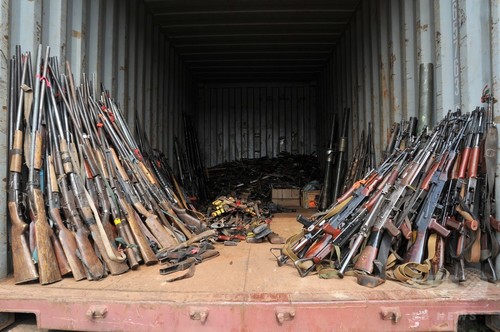 中央アフリカの首都、バンギ近郊で、フランス軍が民兵組織から欧州した武器