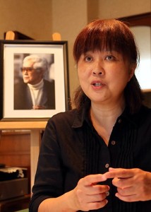 父の足跡を追う調査を始めた中田有子さん。「石綿の恐ろしさに光を当てたい」と語った＝兵庫県西宮市で２０１３年１０月１１日、幾島健太郎撮影