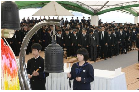 水俣病犠牲者慰霊式で、参列者が黙とうする中、鐘を鳴らす中学生＝１日午後、熊本県水俣市