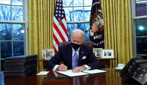 大統領令に署名するバイデン米大統領