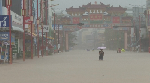 街中が水浸し。タイの都市（BBCニュースから引用）