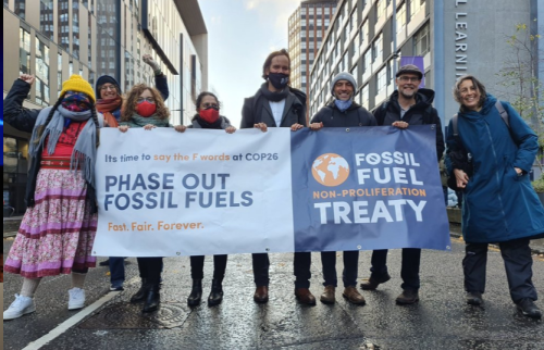 化石燃料拡散防止条約の締結を呼びかける環境活動家たち