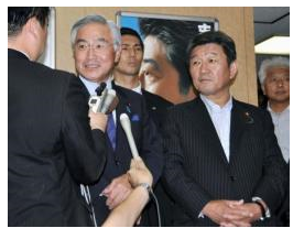 谷垣幹事長と会談後、報道陣の質問に答える岩城光英福島県連会長。右は茂木敏充選対委員長＝１０日午後、東京・永田町の自民党本部