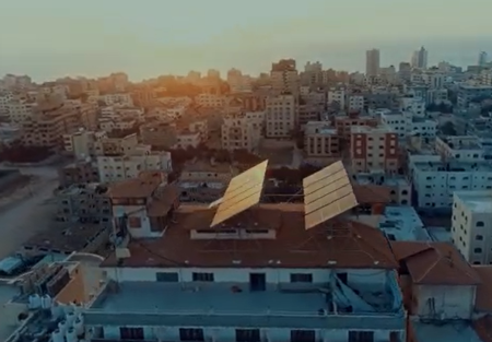 戦禍の前のガザの街と屋上パネル