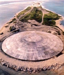 マーシャル諸島のエニウゼトク環礁にある放射性廃棄物を封じ込めたコンクリート製ドーム