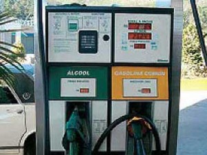 すでにバイオガソリンもスタンドで供給されている(左側がバイオガソリン）