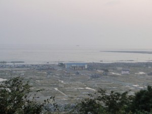 石巻市も壊滅的な被害を受けた。草が生えていることだけが、時間の経過を感じさせる