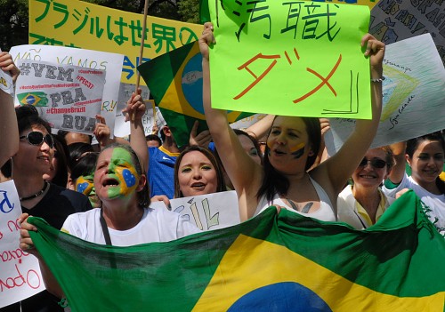 ブラジルでの反政府デモへの支持を表明する在日ブラジル人たち＝名古屋市中区の久屋大通公園で２０１３年６月２２日、花岡洋二撮影