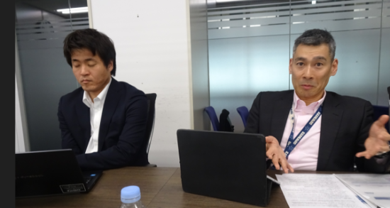 インタビューに応じる成川氏㊨と財務部 コーポレートファイナンス室の水盛伸二郎氏㊧ 