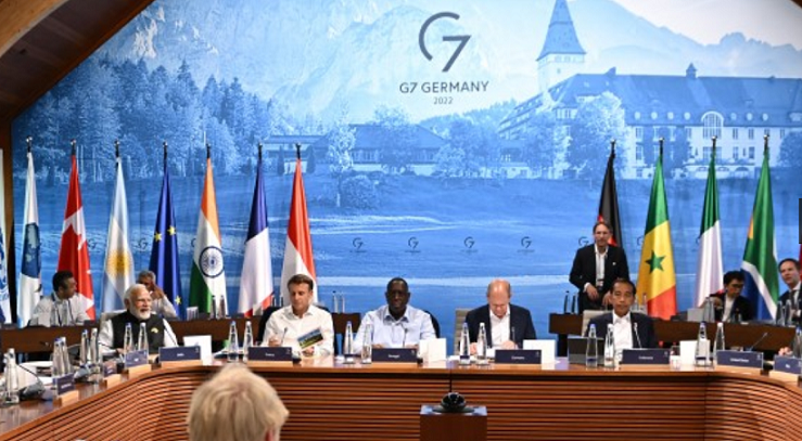 G7サミットの会合に臨む各国首脳ら＝2022年6月27日、ドイツ南部エルマウ、代表撮影
