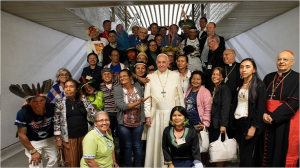 司教会議を見守ったアマゾンの先住民族たちに囲まれるフランシス法王