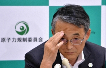 都内で行われた記者会見で報道陣の質問を聞く原子力規制委員会の田中俊一（Shunichi Tanaka）委員長（2013年8月28日撮影）。(c)AFP/KAZUHIRO NOGI