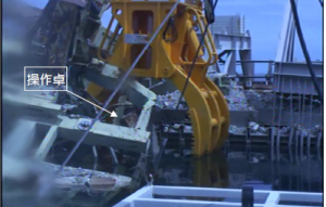 3号機の使用済み燃料プール上で作業をするクレーン